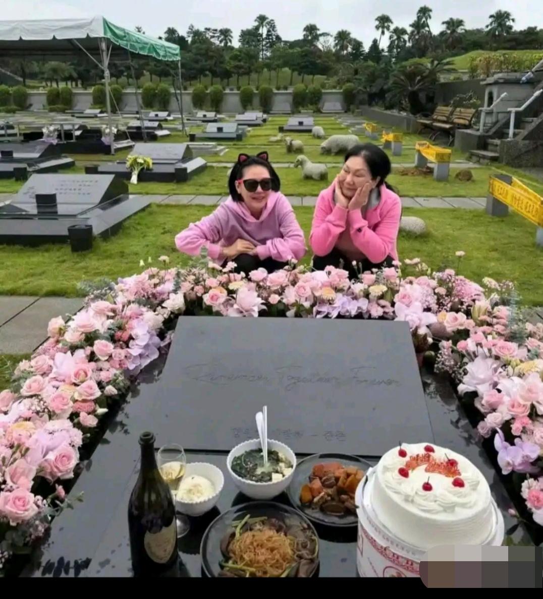 大S最亲的亲人，她妹妹和妈妈来台北金宝山的玫瑰园看她了，墓碑围满了鲜花，还放了大