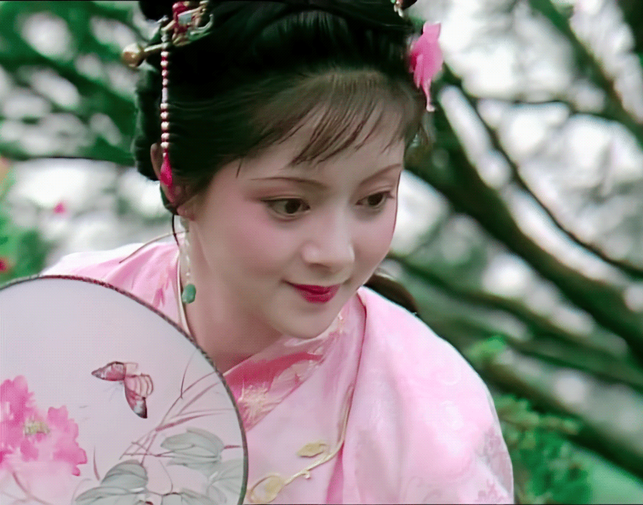 两版宝钗扑蝶比对，张莉版更有灵动性甩李沁版两条街。张莉版和李沁版宝钗扑蝶场面欣赏