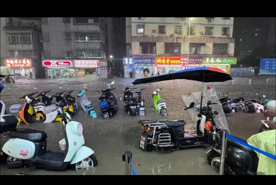 同样遭遇暴雨天气，各地学校的处置方式，差距真的一目了然。不少地方总等孩子艰难赶到
