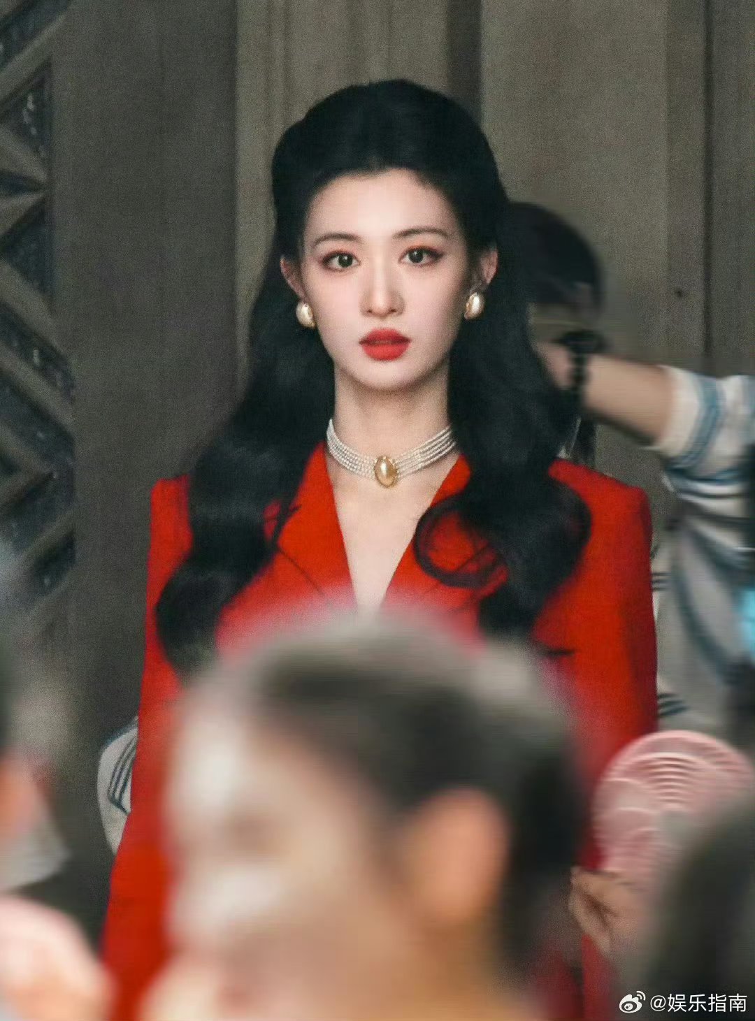王楚然这一秒过火红色西装裙路透，完全明艳大美人…女神太权威了 [哇] ​​​