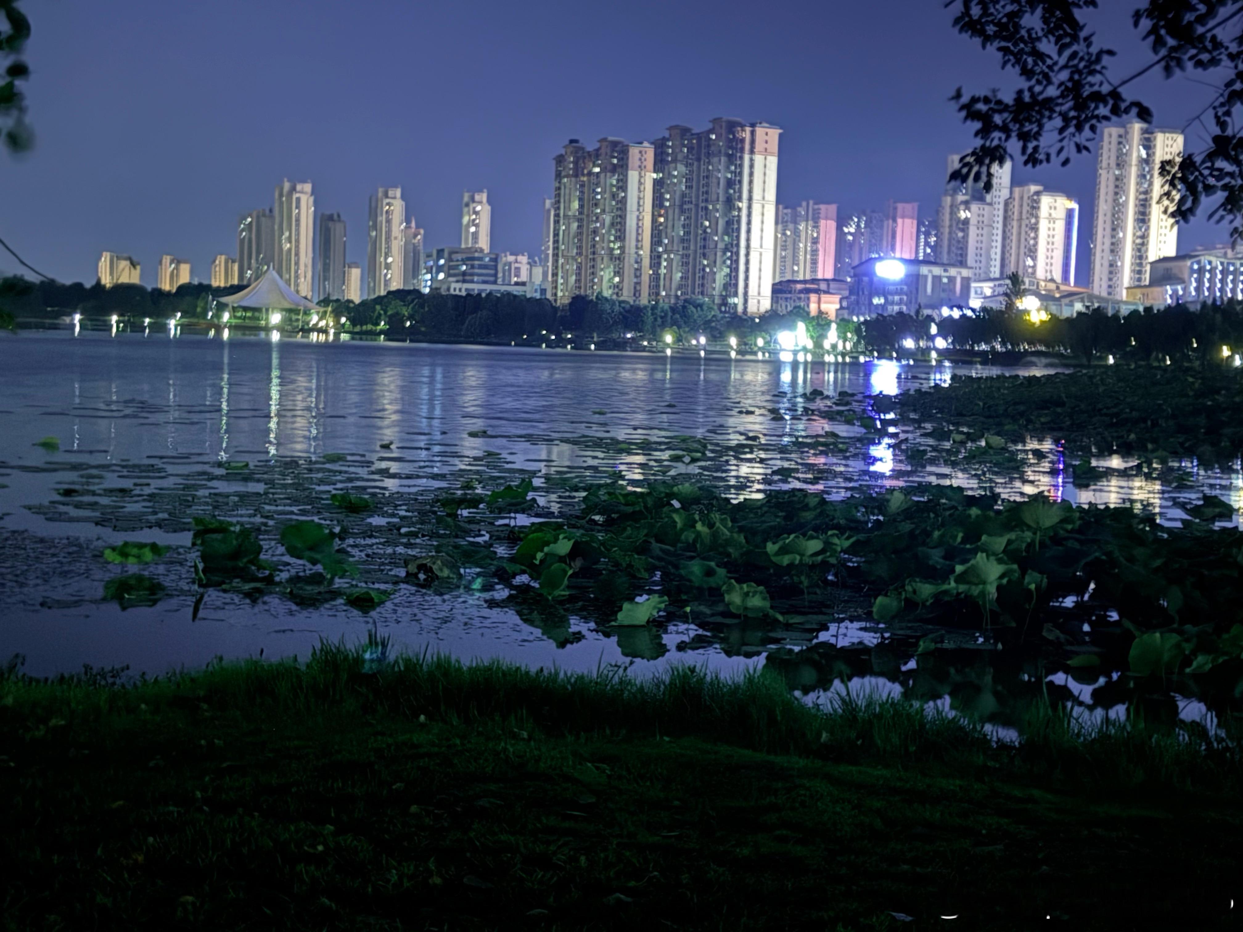 夜幕的降临，犹如一首期待中的古曲，好似一种飘逸的滑行。 
