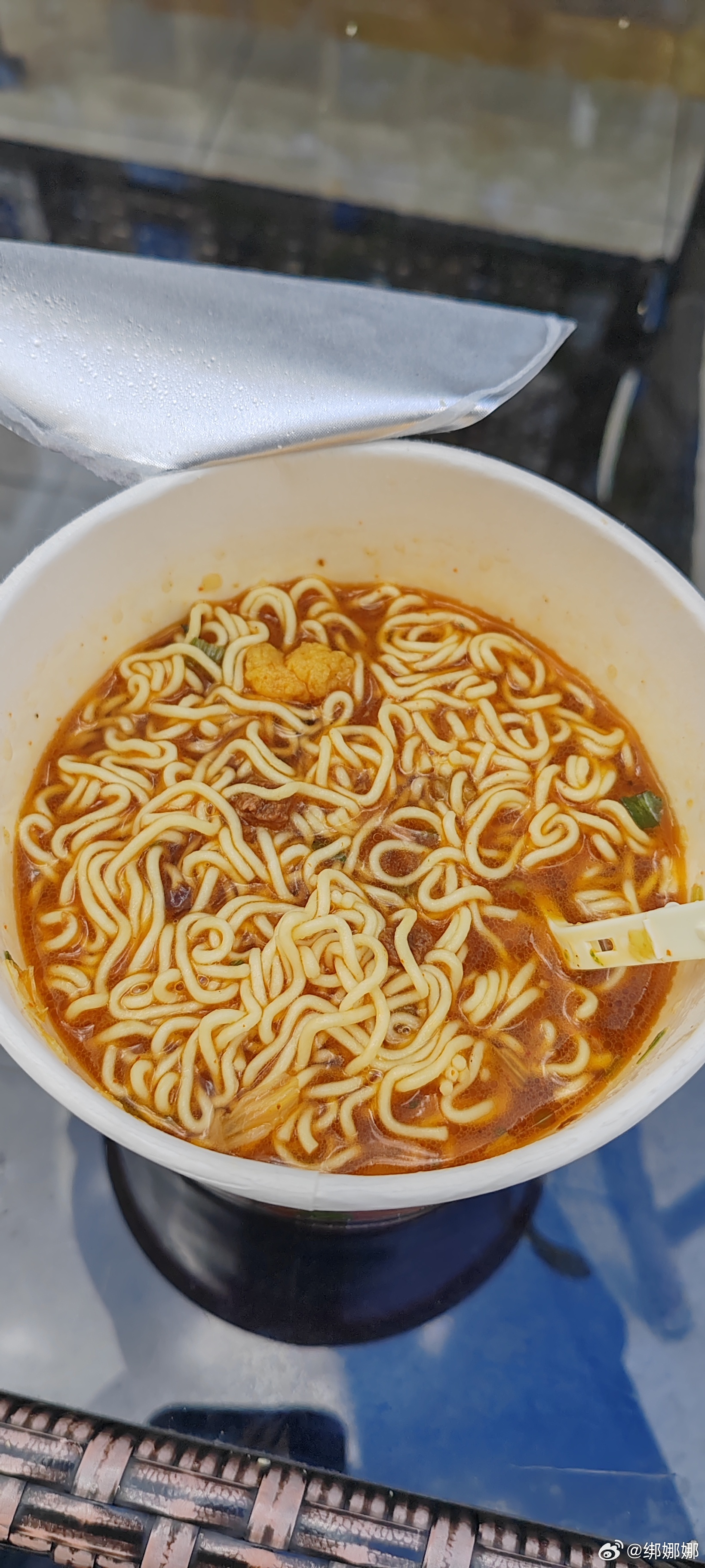 今天6点20起床的，现在才吃上早餐，好久没有吃泡面了，香的嘞～ 