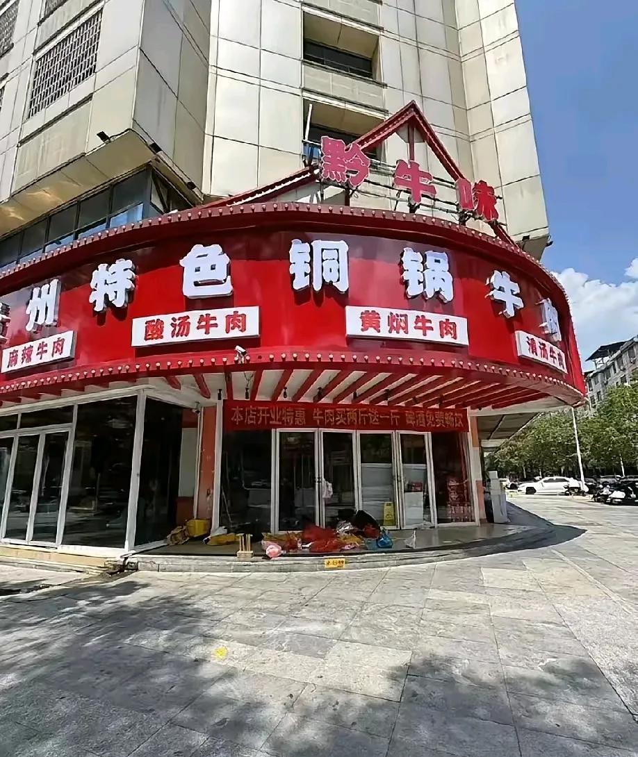 “自食恶果”！湖南永州打死蹭空调金毛的餐馆，门口堆满了狗零食和垃圾，餐馆门口每天
