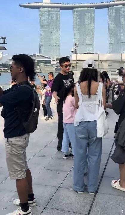 新加坡偶遇陈赫张子萱一家新加坡偶遇陈赫张子萱一家四口了！新加坡偶遇陈赫张子萱一家