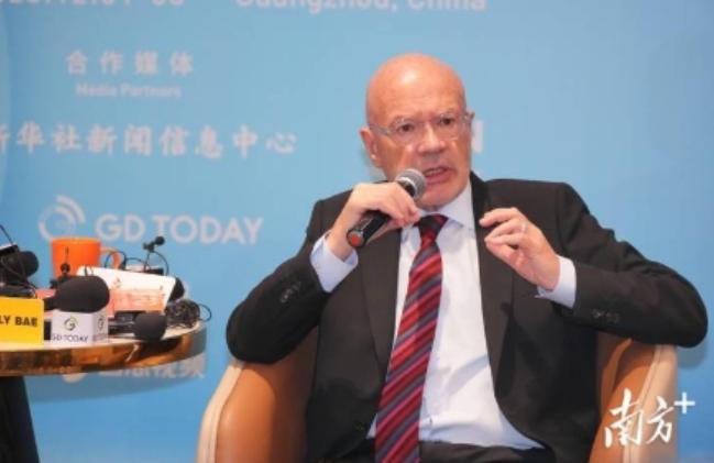 英国学者坦言：美国之所以一直针对中国，是因为中国犯了一个大错。一个建国才二三百年