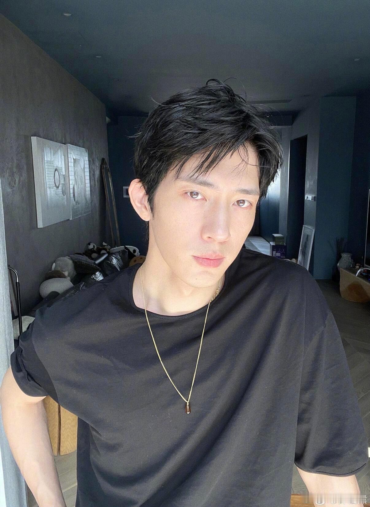 栾念的成熟感是角色赋予的，私底下满屋子玩偶才是井柏然的真实可爱底色井柏然家的小玩