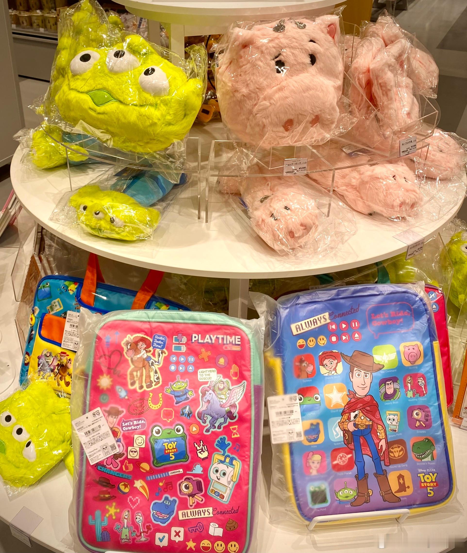 在上大岡京急百貨公司的LoFt里又發現不一樣的TOY STORY 5不同的文創商