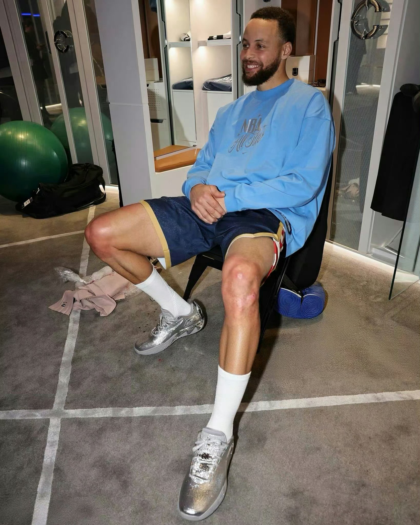 作为球迷 或者因为库里和他的球鞋持续了很久的运营对于解约后乱穿鞋带来的话题度以及