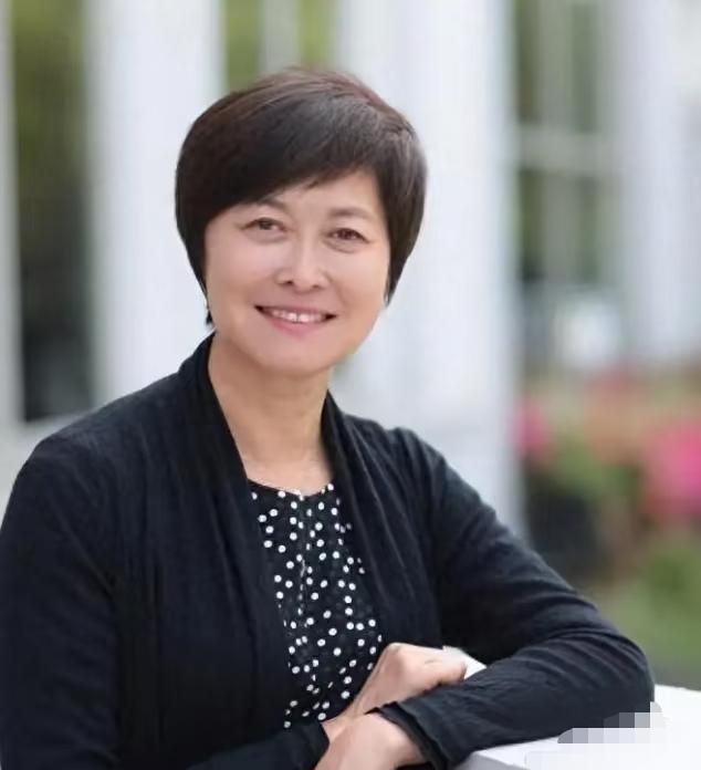 面相这个东西果然不准，
主持人敬一丹就是个例子，
她这样的相貌，地阁方圆，耳垂厚