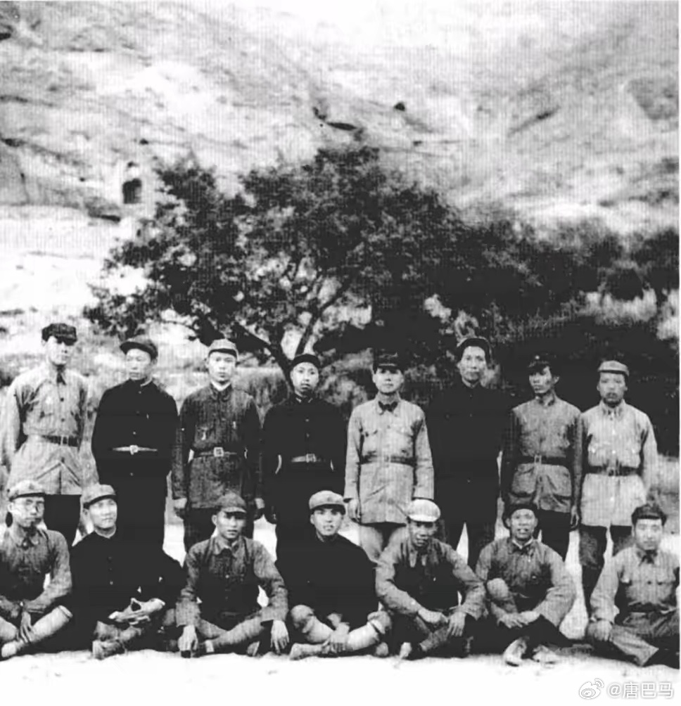 原来，这张珍贵照片也是1936年斯诺拍的，和毛主席八角帽照是同一时期。斯诺标注“