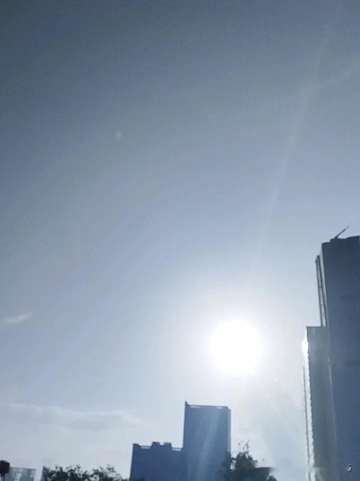 早安！晴空万里，心旷神怡，快乐的一天开始了。

推开窗，微风携着清新的草木香拂过