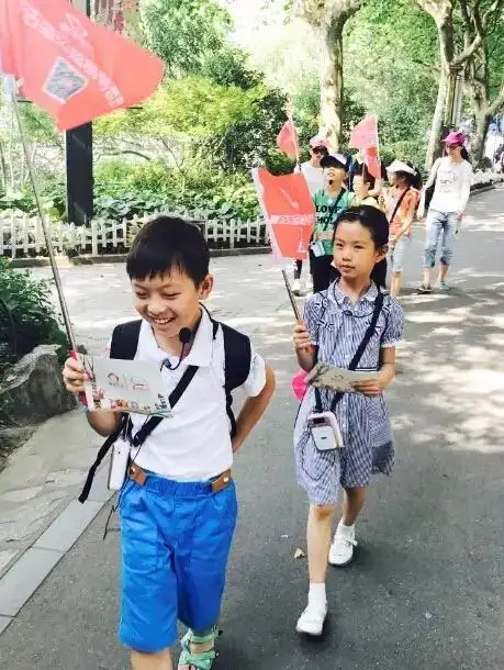 小学生已经做上老外的导游了现在小学生都卷成“国际导游”了？！西湖边英文侃历史、故