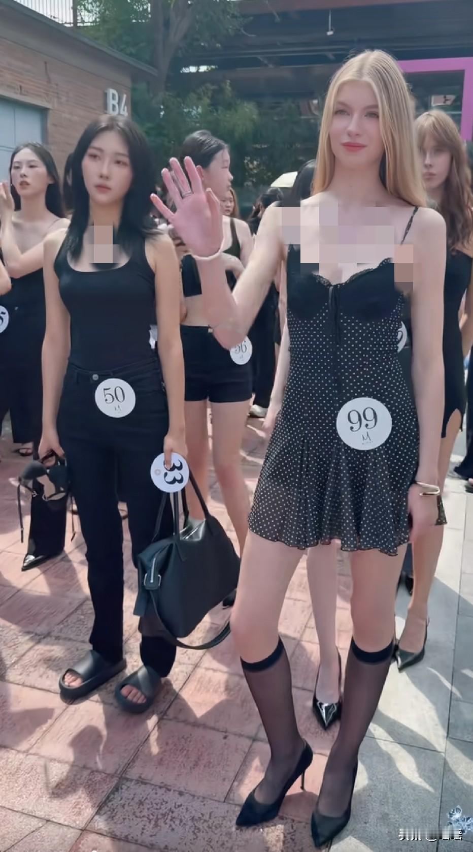 外国美女跟中国女的站一起还是外国人看着高级
