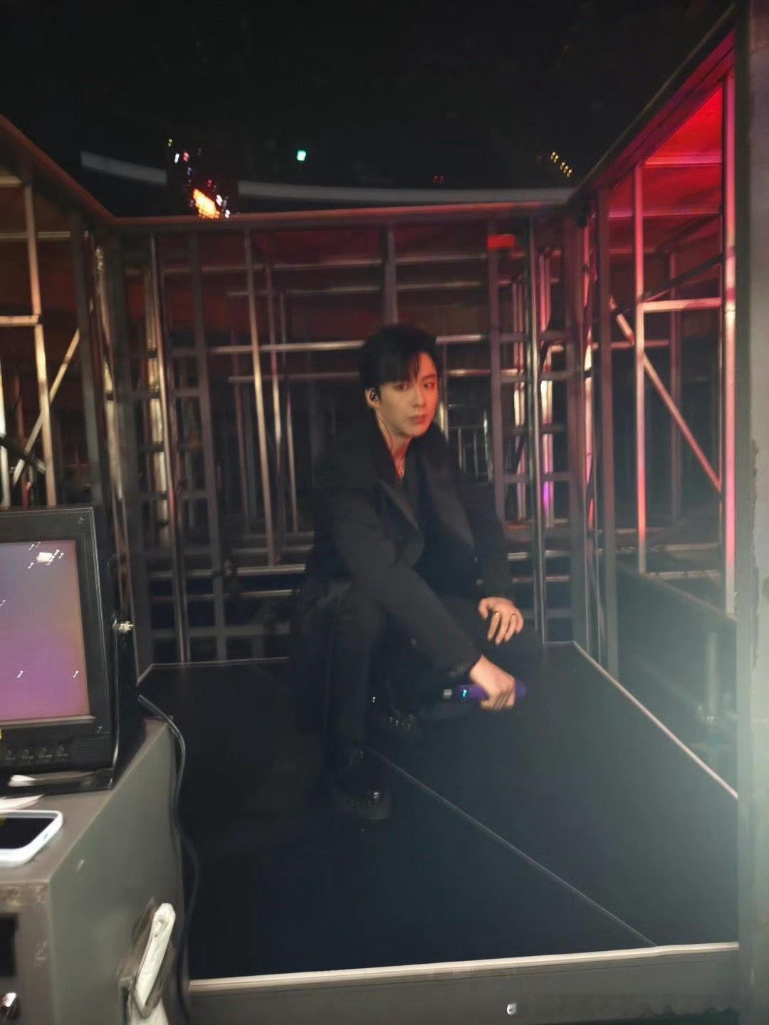 啊哈哈哈哈哈去年是蹲着今年站着看不到脑袋[笑cry][笑cry][笑cry]摩登