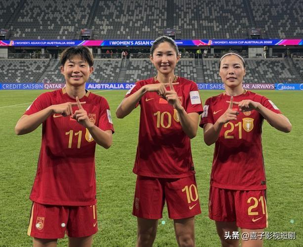 🌹中国女足用一场酣畅淋漓的胜利，兑现了与球迷的热血约定！面对劲敌，姑娘们开场便