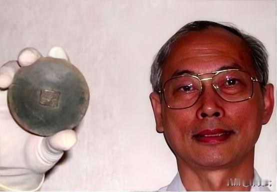 1994年，外国一男子意外无意间在土地里挖出了一块圆形金属牌，上面刻着6个中国字