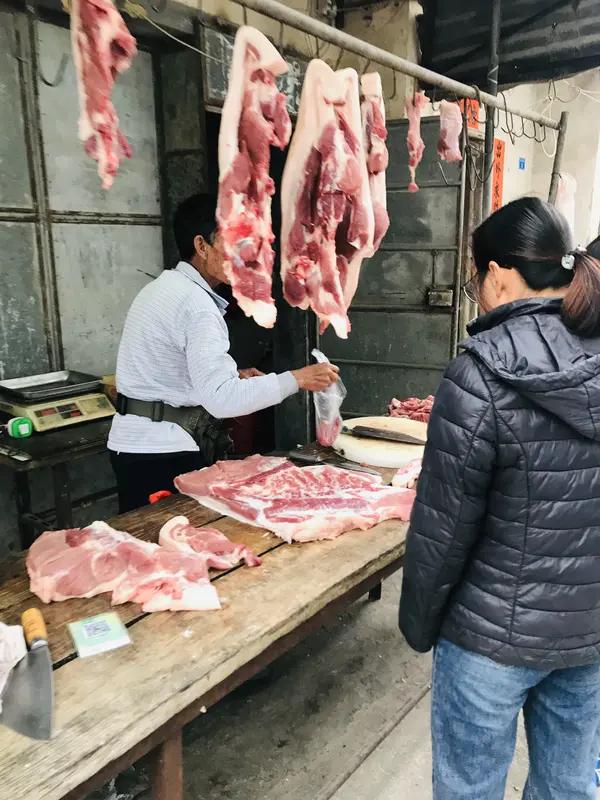 为这个卖猪肉养 6 个弟弟妹妹的小伙子点赞！在生活的重重压力下，他没有选择逃避，