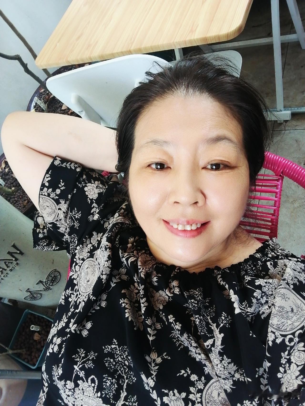 退休第649天，早安。

我刚打完八段锦，做了拉伸，现在躺在摇椅上消消汗。

打