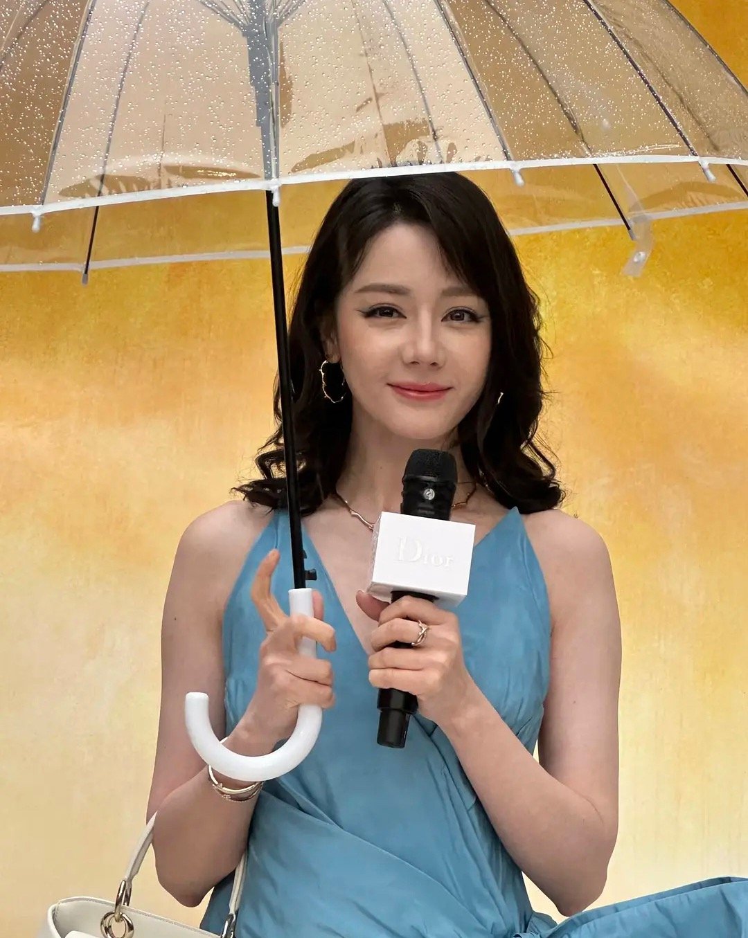 迪丽热巴现在怎么姨味这么重？ 