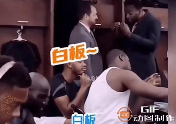 中国麻将走进NBA球员休息室了。
问：这几个球员是谁？有认识的吗？