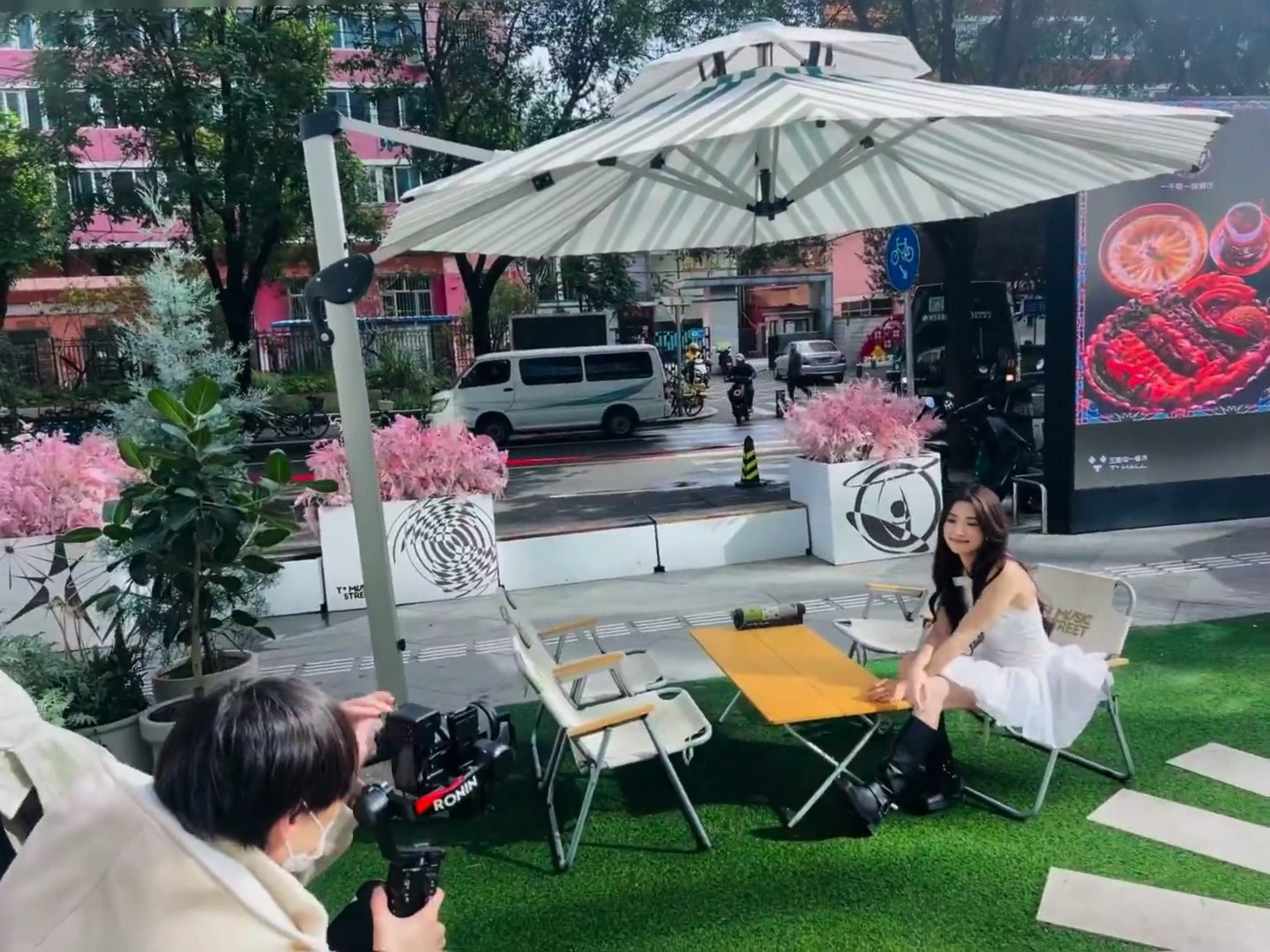 omg噜噜晓在三里屯被偶遇，还打卡了明意痛楼！！好美萌的女孩[抓狂][抓狂]卢昱