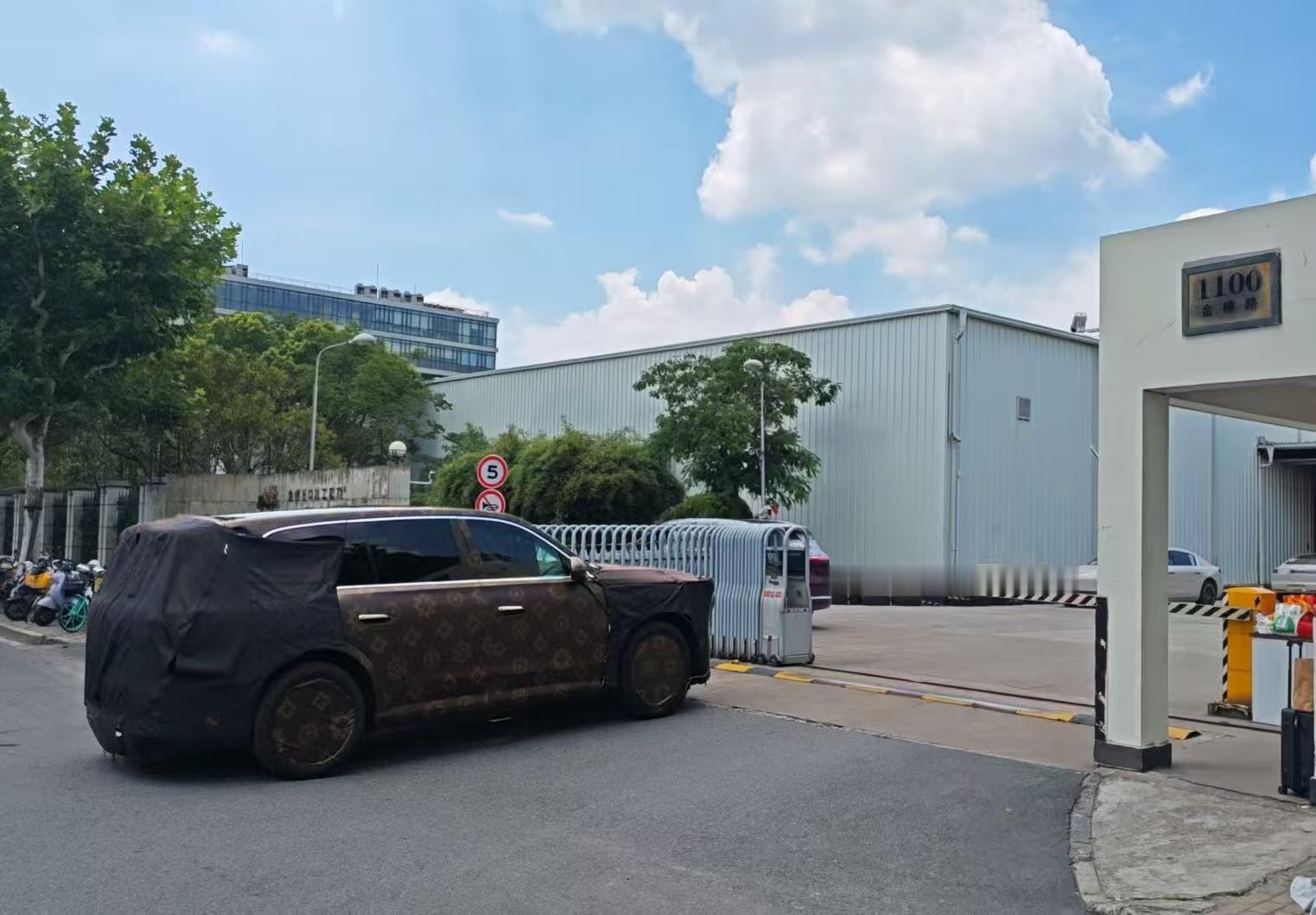 原来之前在上海LV邮轮旁边被拍到的那台大型 SUV 出现了在了 hw 研发中心，