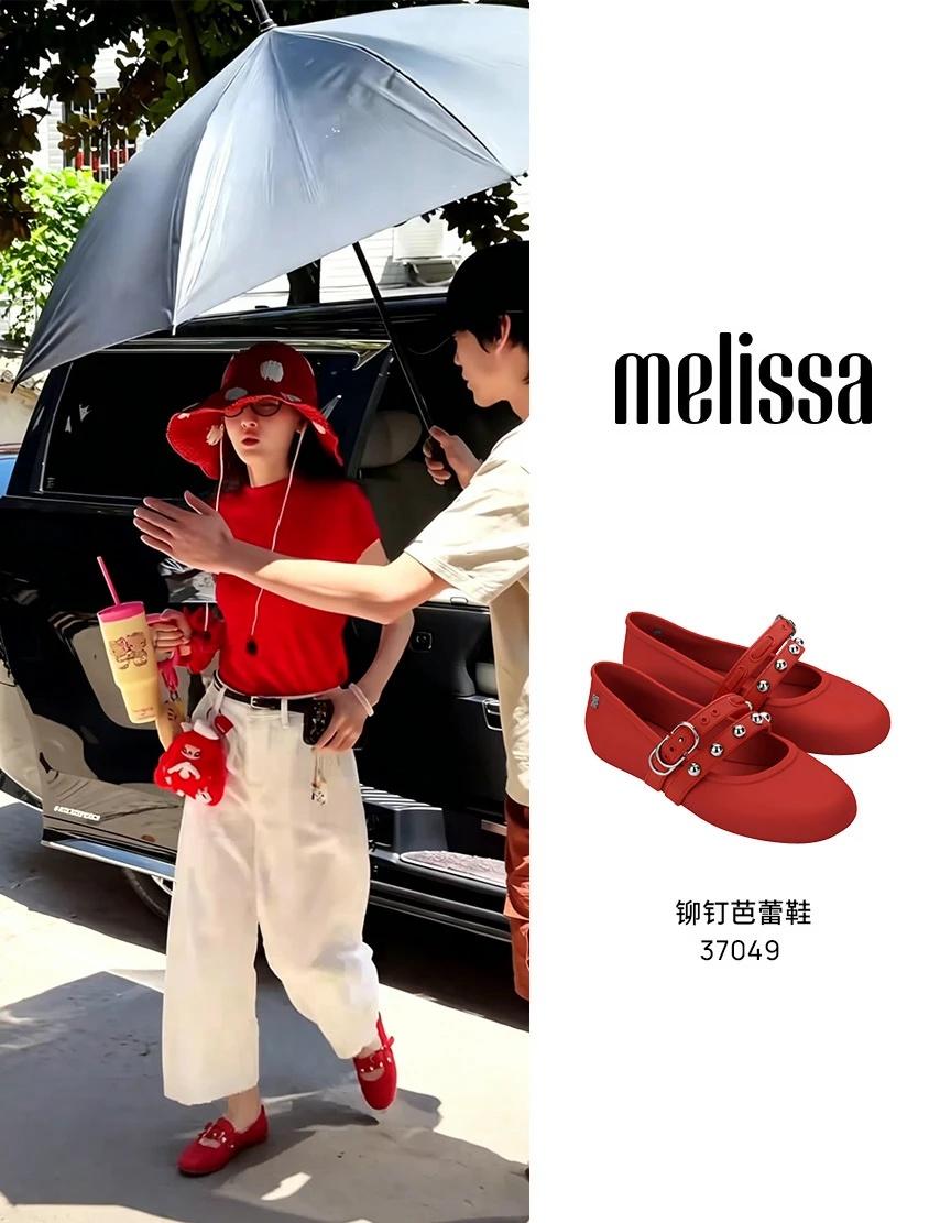 ❤️🍭盛夏发来信号：宋祖儿童趣穿搭先过六一
宋祖儿的夏日片场私服✨
藏着一个被