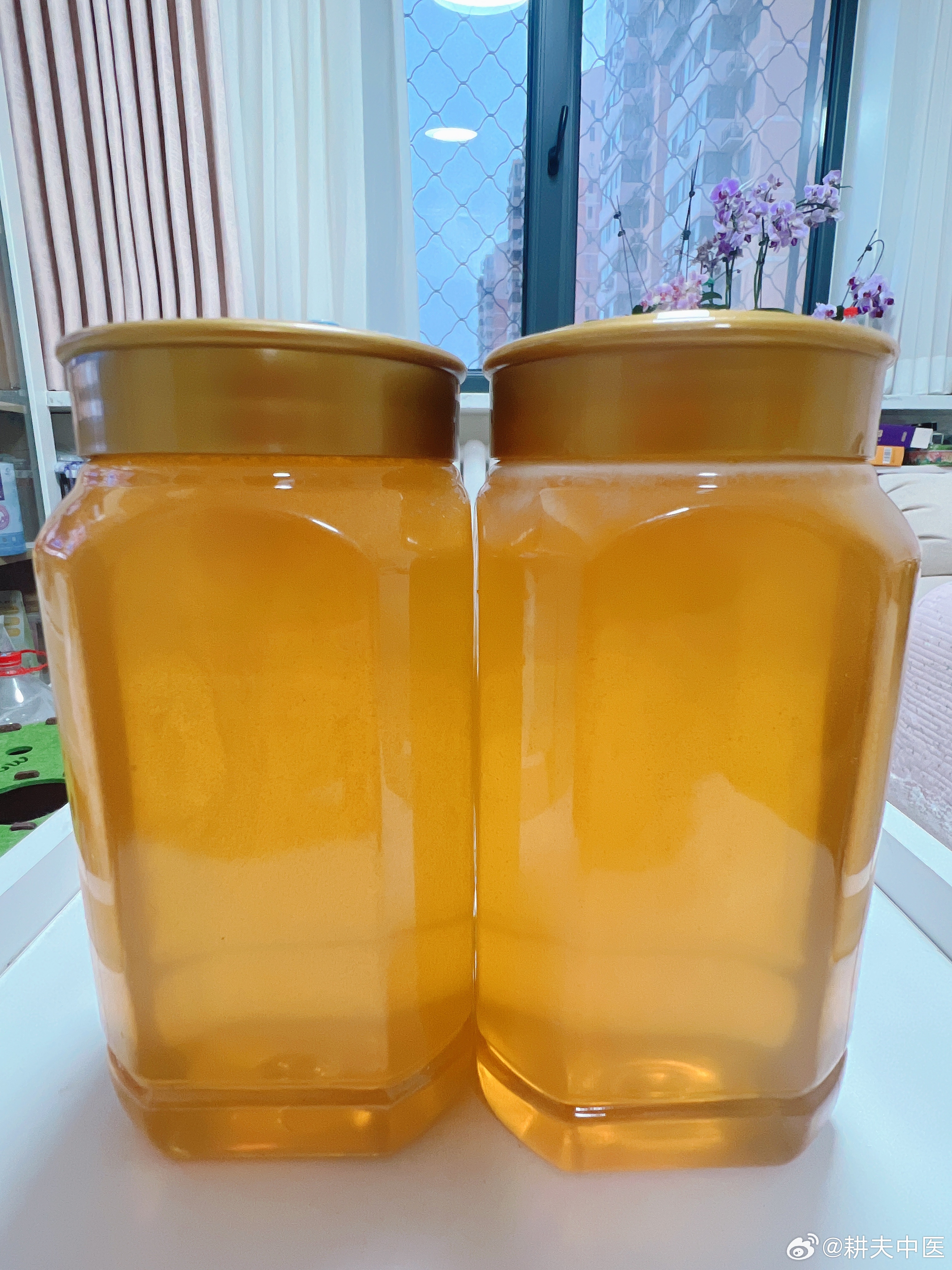 【舅舅家的蜂蜜】今晚收到舅舅家的蜂蜜了，尝了一口，还是一如既往的甜。蜜蜂是舅舅自