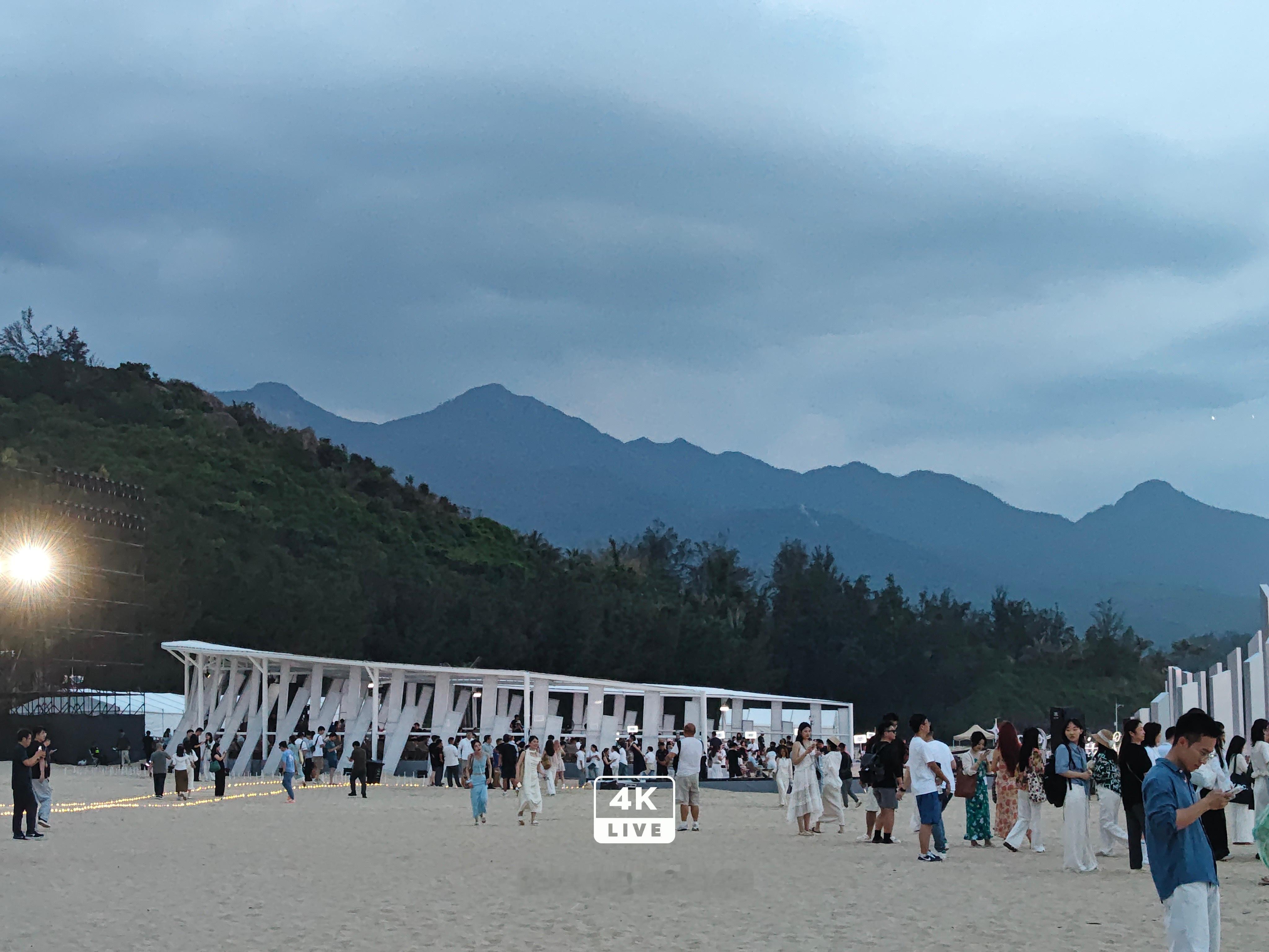 在 vivo S60 系列发布会，会场就在清水湾沙滩上，今晚一起看星星海～ 陵水