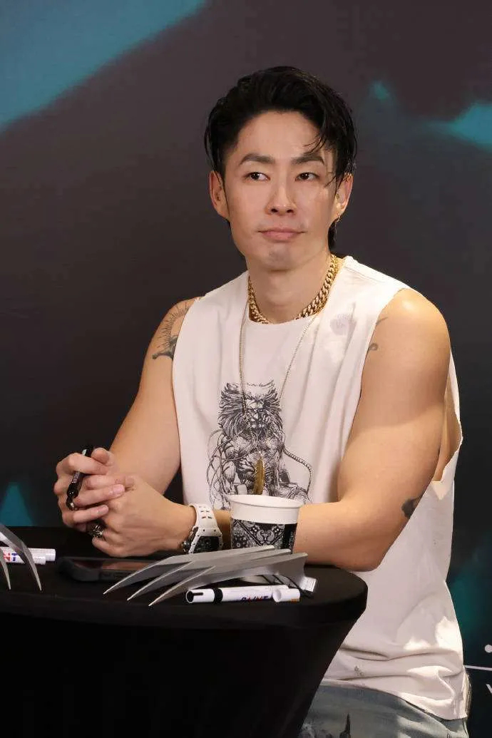 吴建豪老婆47岁吴建豪官宣再婚，晒牵手照感恩拥有最重要的人，新娘身份成谜，网友纷