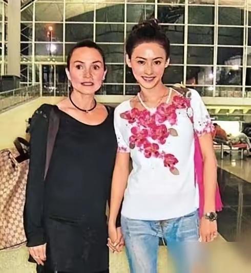 张柏芝的家庭与谢霆锋的家世根本不相匹配，她母亲实在是不争气，结了四次婚。而她的父