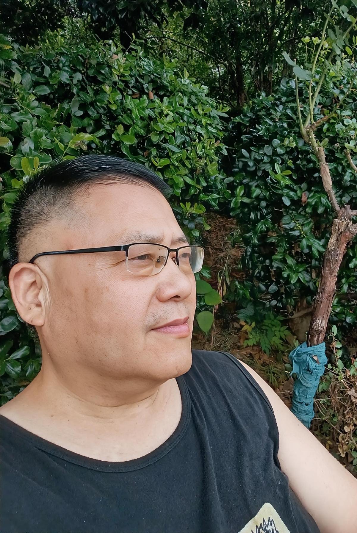 前几天，与朋友在一起聊天，大家都聊到养老的各种方式。

其中，一个人说了这么一句