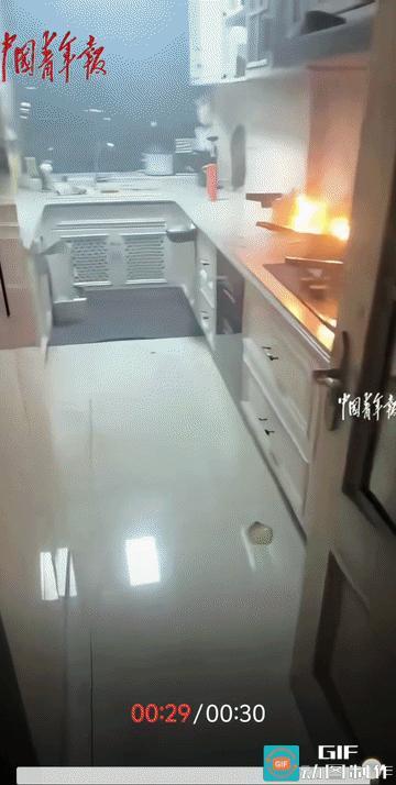 最简单的方法，关火，盖上锅盖，然后，找个湿毛巾或者没用的衣服搞湿盖上去即可。
这