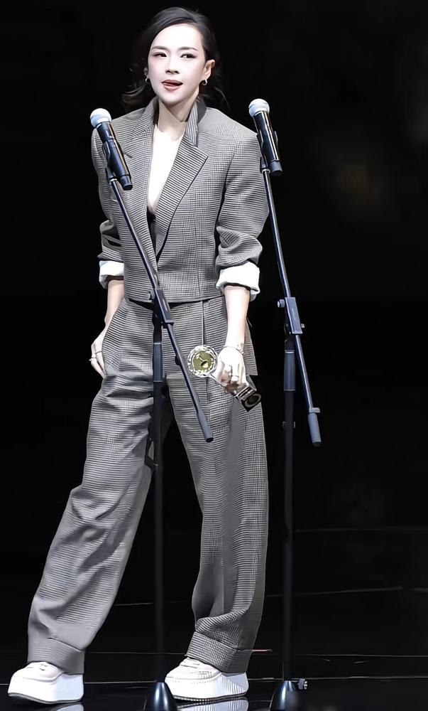 每月30万抚养费，汪峰想见女儿，还得提前72小时书面申请。 

离婚两年多，章子