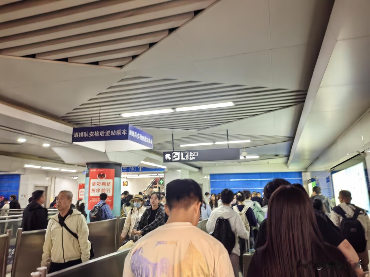 我又从沈阳回到锦州了，这回坐的是动车，车上年轻人挺多，车上安安静静的，一次很享受