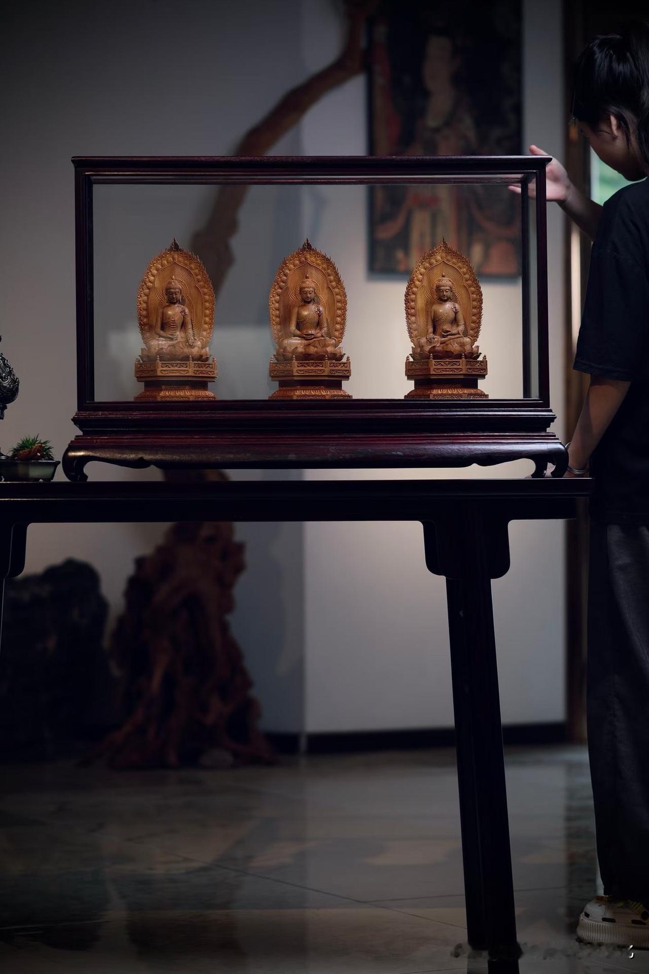 有些作品，不是拿来“看”的，是用来让空间慢下来。

这一组三宝佛，一木同料而出，