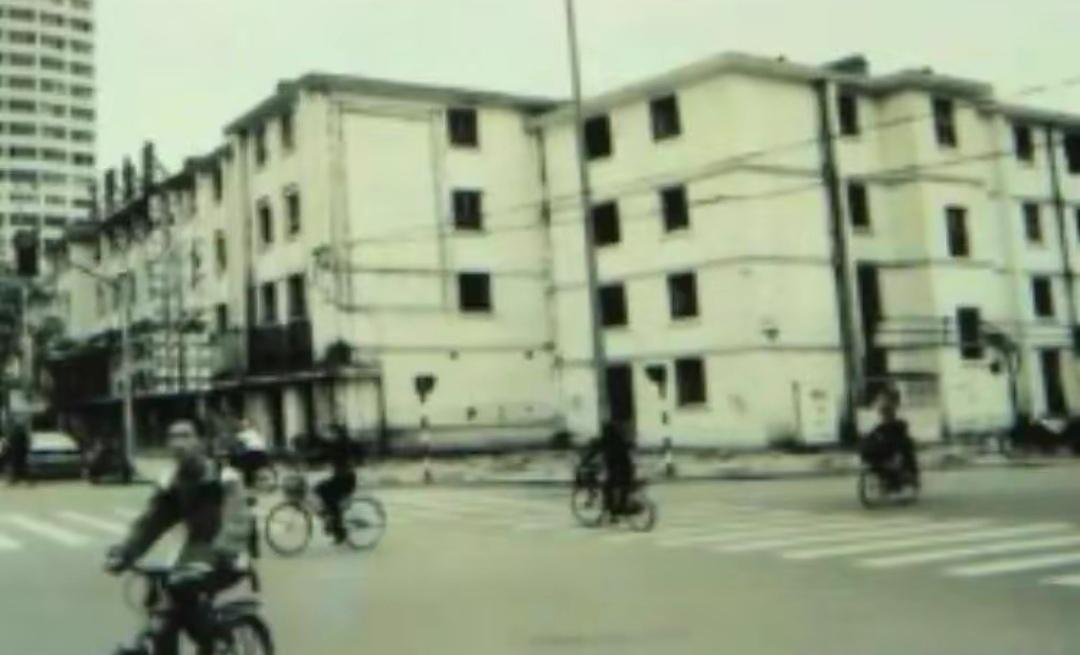 青城印记
这是已故摄影家任志明老师在20世纪末拍摄的一座位于呼和浩特市中山西路与