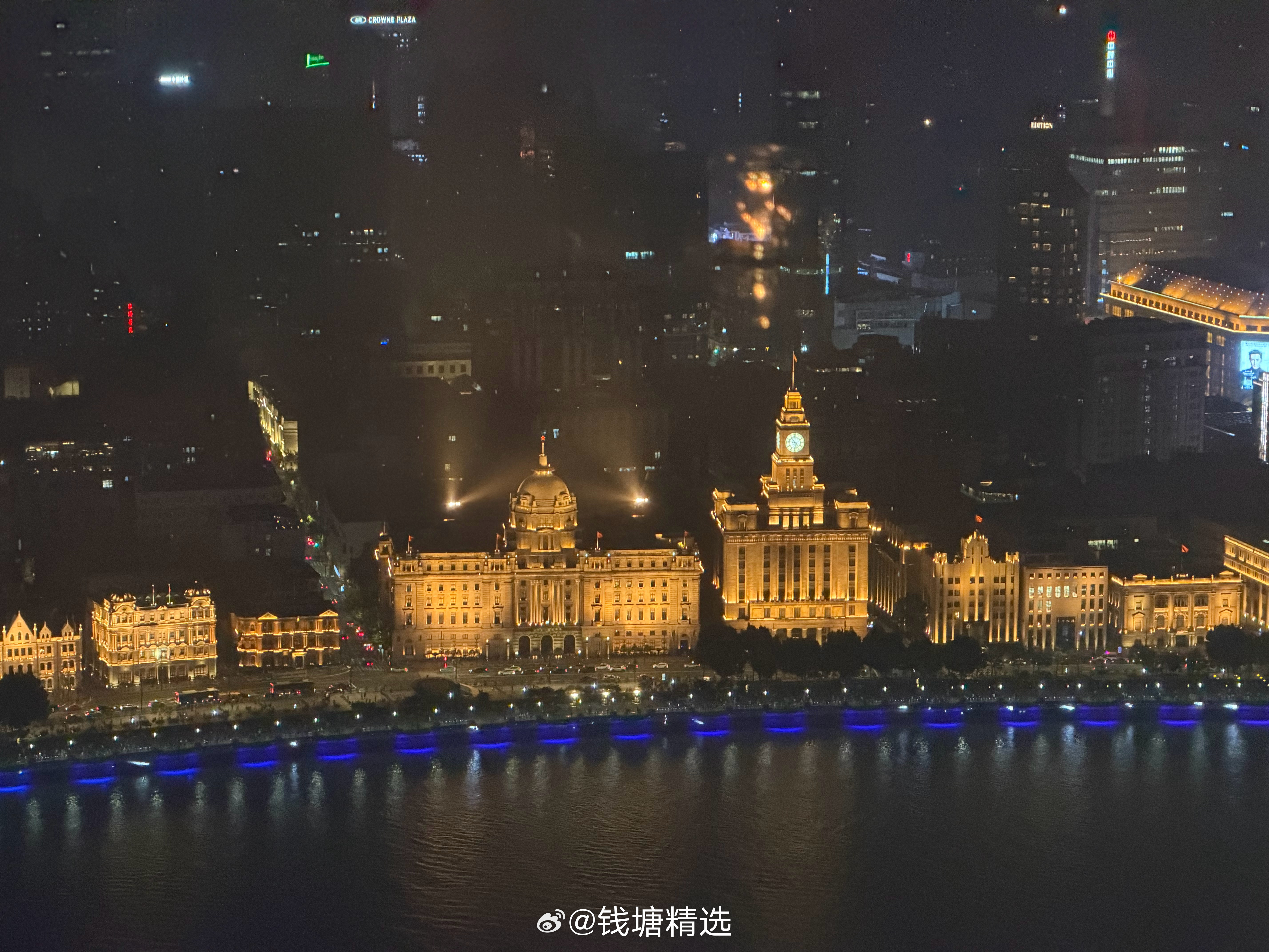 褪去灯光后的东方明珠，更有超现实的氛围。 