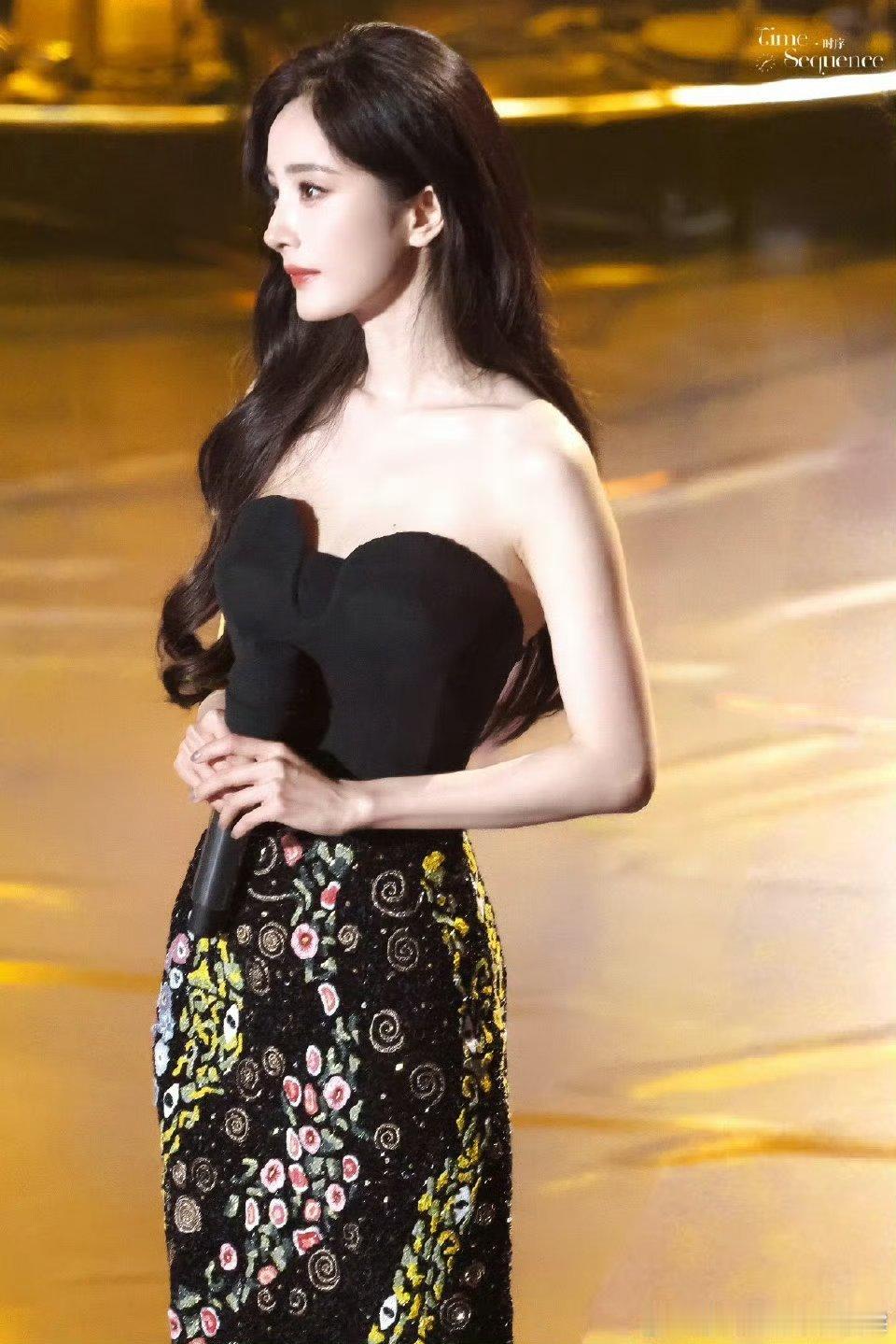 杨幂去了精品之夜，带着作品《生万物》去分享创作灵感，演员就是要用作品说话 ​​​