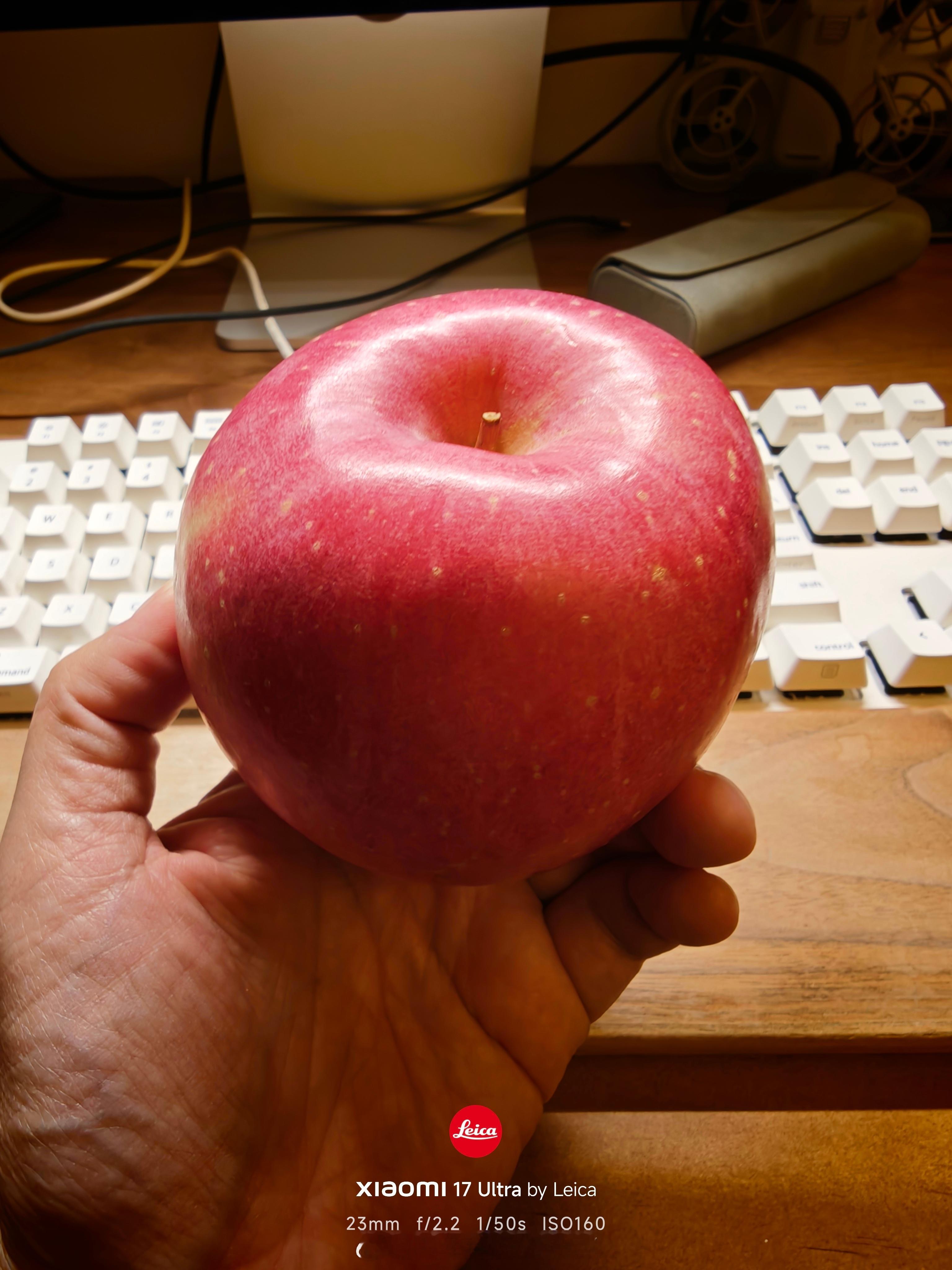 苹果四曲屏晚餐吃个苹果，放弃曲屏就对了，华而不实。苹果能搞出花来？ 