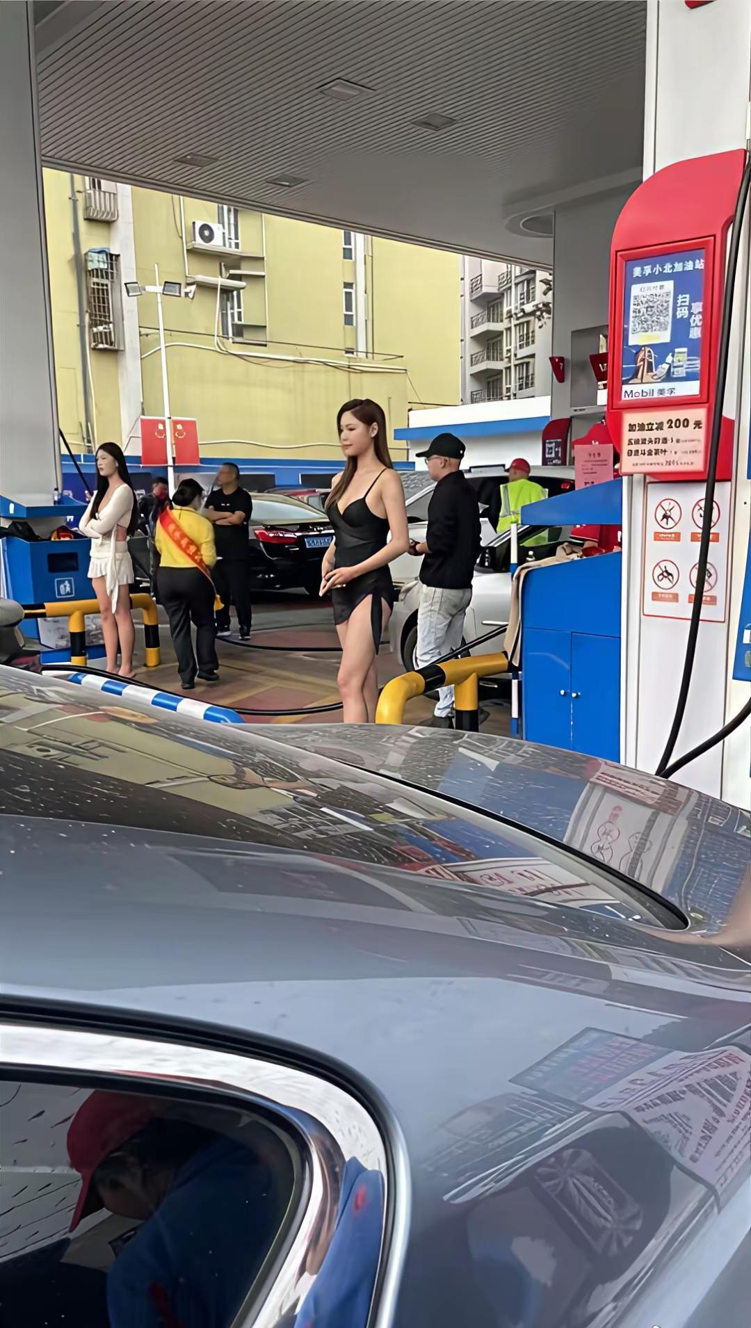双十二线下也太拼了，加油站⛽都请模特站台了，好亮眼！看视频排队加油的车还挺多，俗