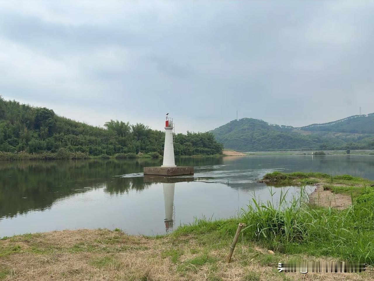 打台球的小伙伴，1根球杆足够用了，不管是中式黑八，还是美式八球，一根通用杆，能打