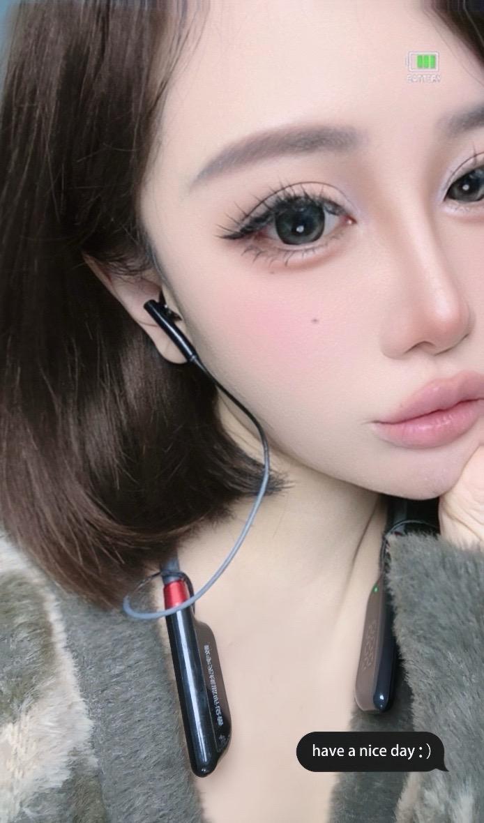 你的眼神里充满了月光。