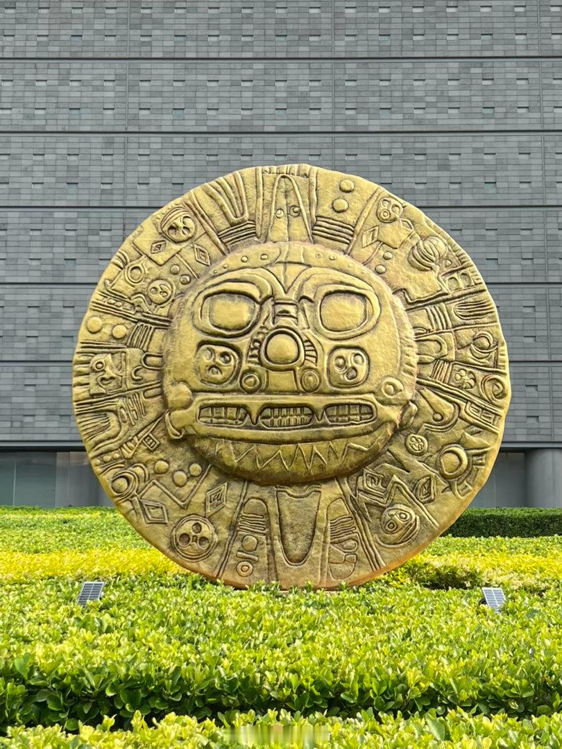 今天周二，来首博。出门前特意看了下官网，看到那么大字“今日开馆”就放心了，却没注