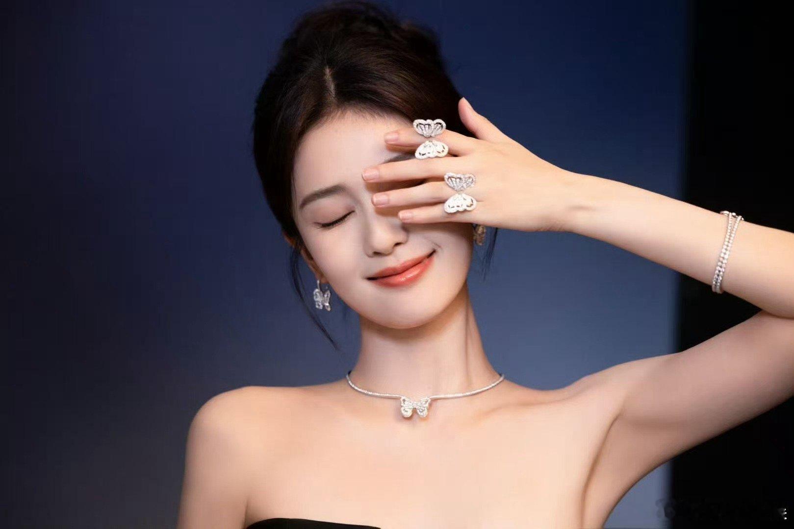 白鹿戴高珠白鹿笑得好明媚白鹿高珠大片，美，[嘻嘻][嘻嘻] ​​​