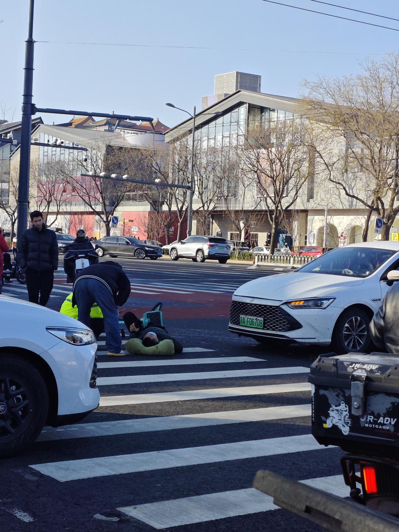 雪后路面安全要注意，骑车闯灯碰上了网约车[笑哭]，鹿死谁手?/幸好旁边就是交警执