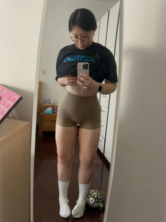 左划把肌肉藏起来