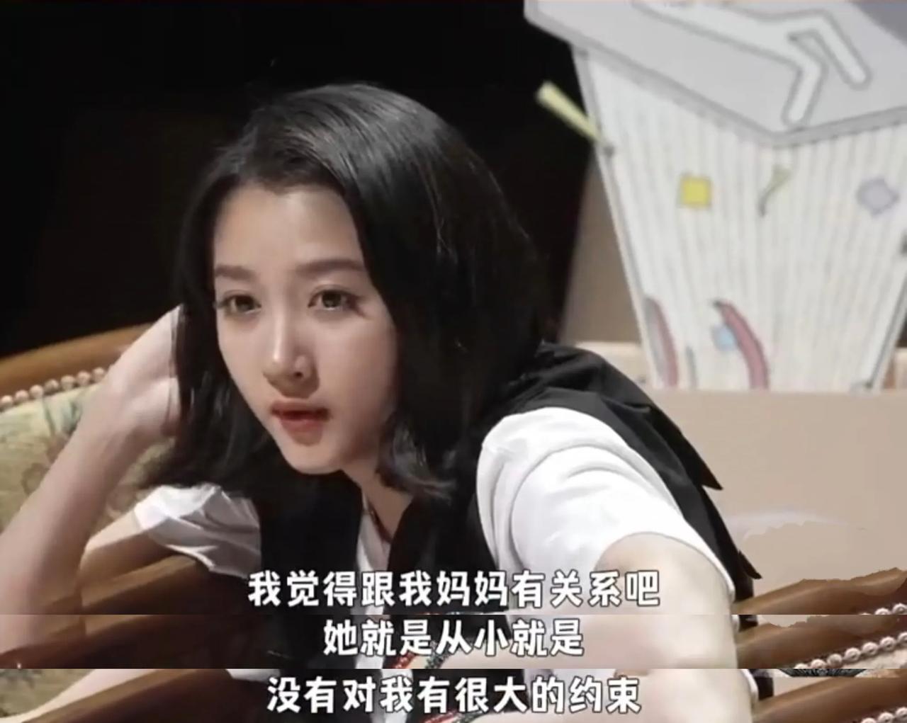 关晓彤真的是在爱中被包围长大的！
	
从小妈妈就不会对她有太多的约束，只要她懂礼