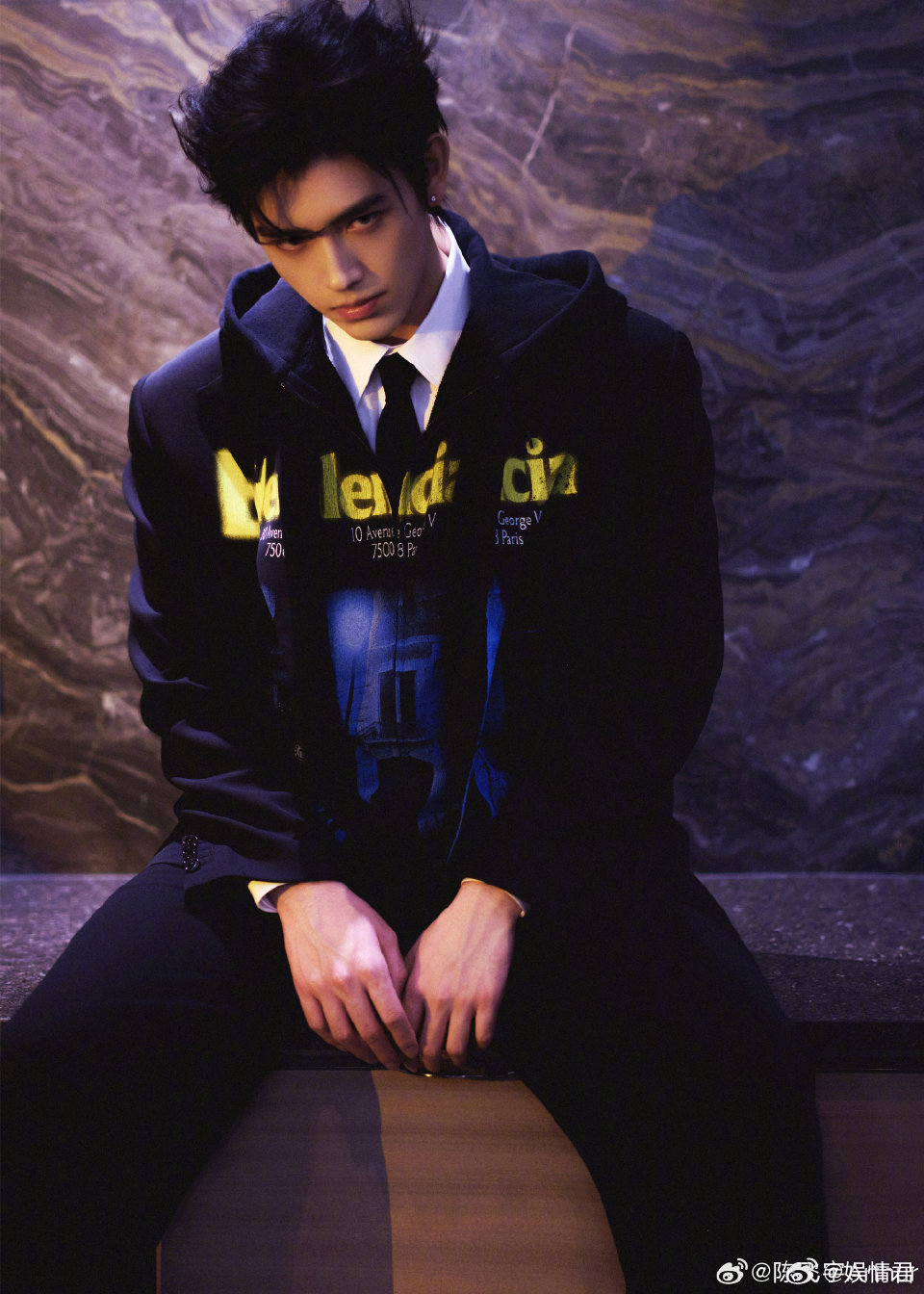 陈飞宇异瞳返场 谁被异瞳陈飞宇蛊到了！单边耳钉配异瞳，白衬衫禁欲黑外套慵懒，行走