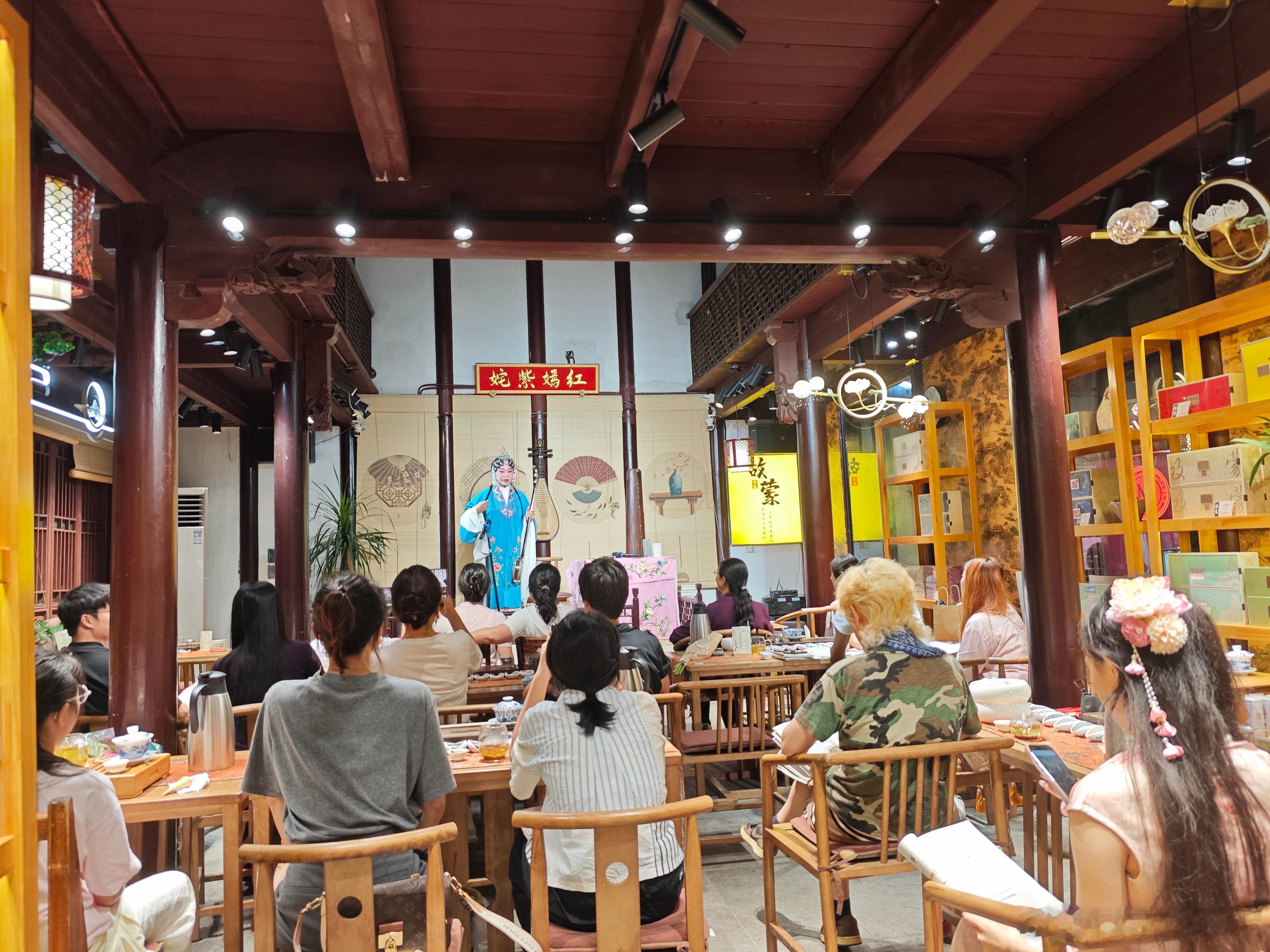这几天下雨，雨，拦住了很多客人。今天雨收了，店里来了那么多客人全坐满了。傍晚我在